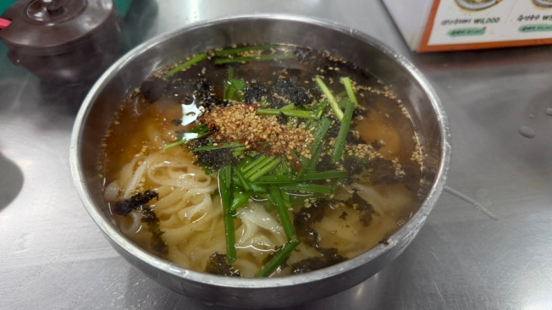 [부산 동래 맛집] 정 넘치는 동래시장 '엄마손칼국수' | 푸짐한 칼국수와 김밥 후기