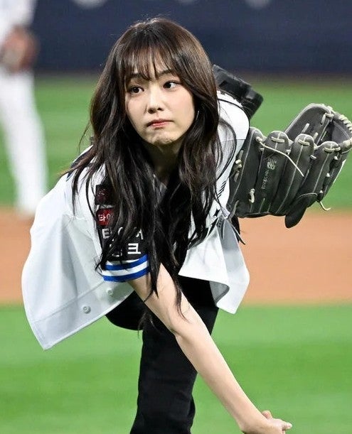 시구 한 번에 포털 메인 장악…강미나 8·15 마운드가 노린 것은 따로 있었다