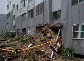 집중호우에 무너진 <b>거제</b> 옥포동 아파트 <b>산사태</b>…1층 덮쳐 1명 사망, ....