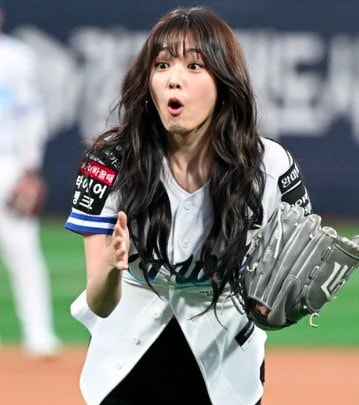 "저 표정 뭐야" 강미나 시구 영상, 팬들이 진짜 난리 난 건 공 던진 순간이 아니었다