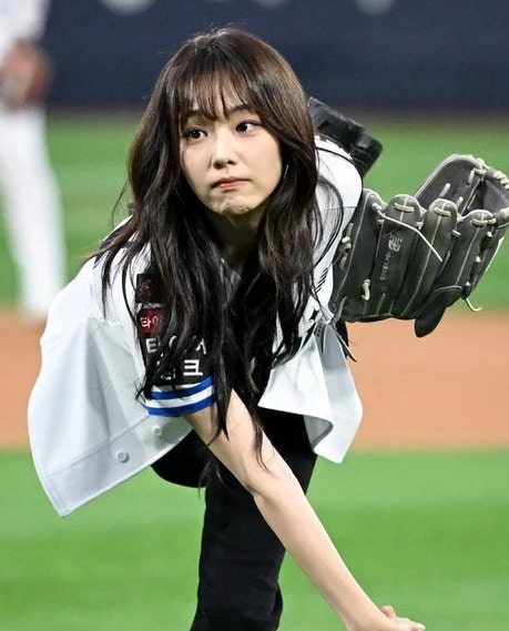 강미나 시구 사진 한 장에 야구 팬들 난리난 이유, 진짜였네