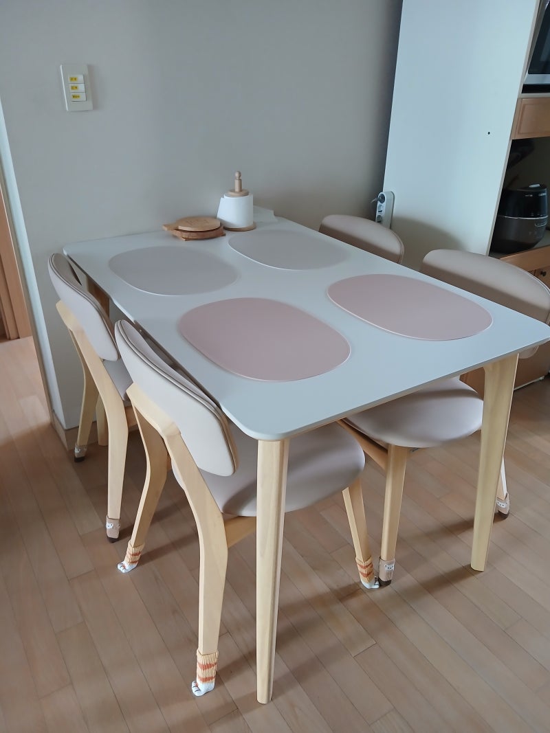 식탁매트 하나 바꿨는데 분위기가 달라질까? 디아르 플래티넘 실리콘 테이블매트 살펴보기