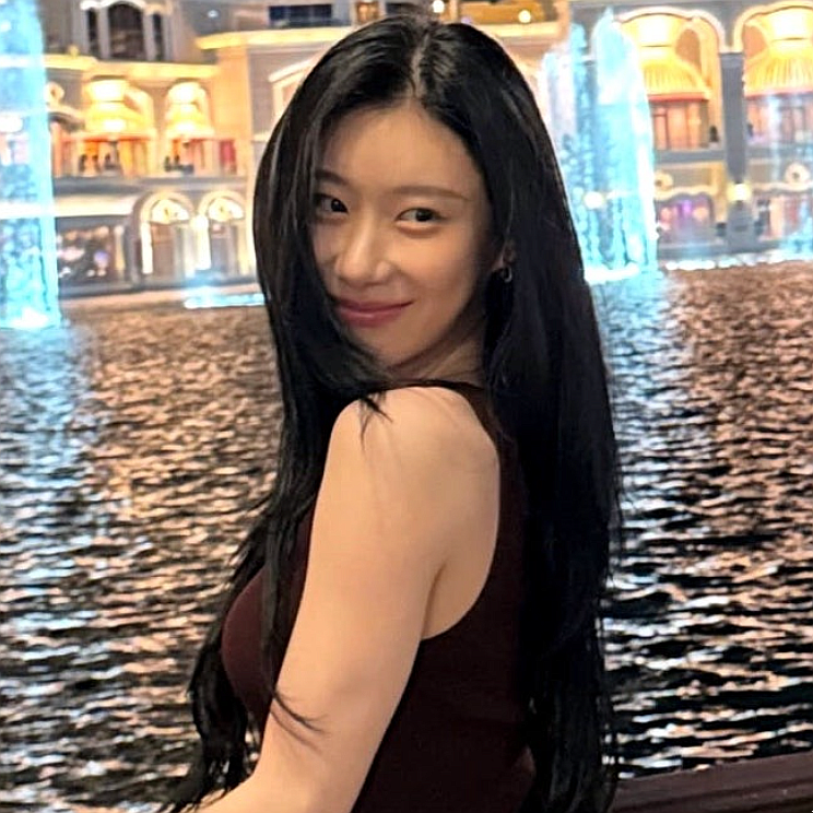 채령이 팬미팅에서 엄마를 보자 눈물 쏟은 이유…며칠 뒤 전해진 어머니의 암 투병 소식