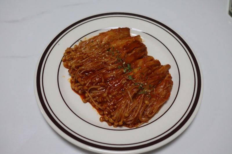 불닭팽이버섯 레시피 | 초간단 야식메뉴 매콤한 불닭팽이버섯 만들기