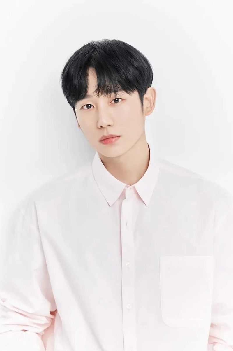 정해인 우산 사진의 진짜 반전…"엄마가 만들어준 따까리"라는 말이 나온 이유