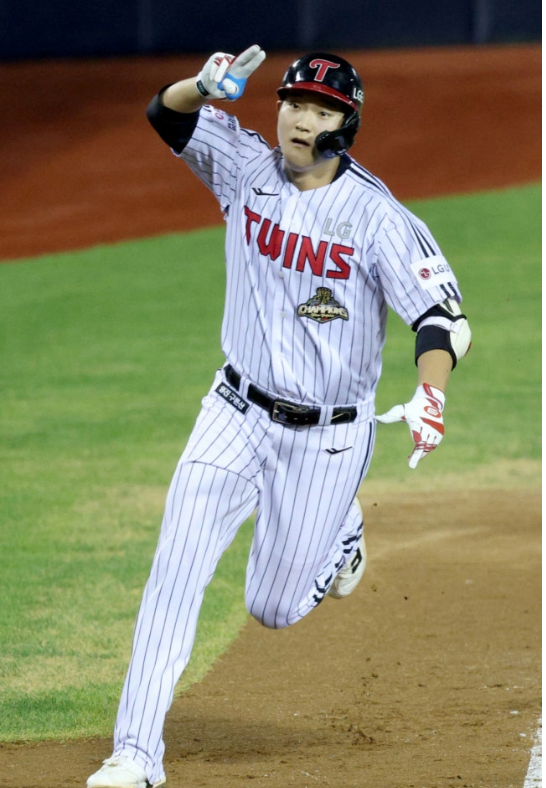 문정빈 5타점 맹타에 LG 대승…김도영·강백호·안현민까지 뜨거운 KBO