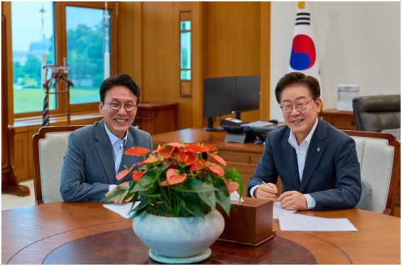 “김민석은 끝났다”던 정치인, 24년 만에 민주당 대표로…그에게 대체 무슨 일이 있었나
