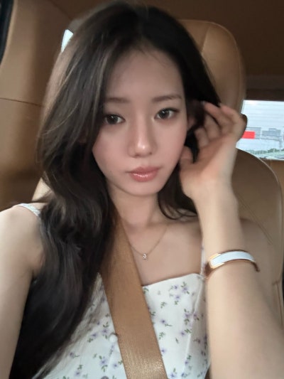 팬들이 꼽는 로라 비주얼의 핵심 매력, 눈빛과 분위기