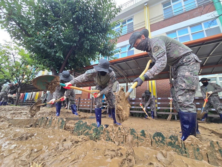 집중호우에 무너진 일상, 육군 장병들이 다시 일으켰다 <b>거제·통영</b> ....