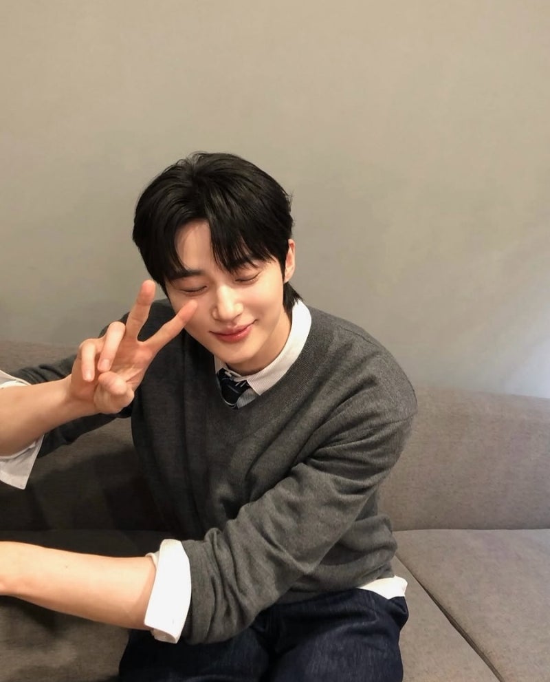 변우석, 187cm 피지컬 어디 갔나…두 손 귀에 대고 ‘귀염뽀짝’ 반전 매력