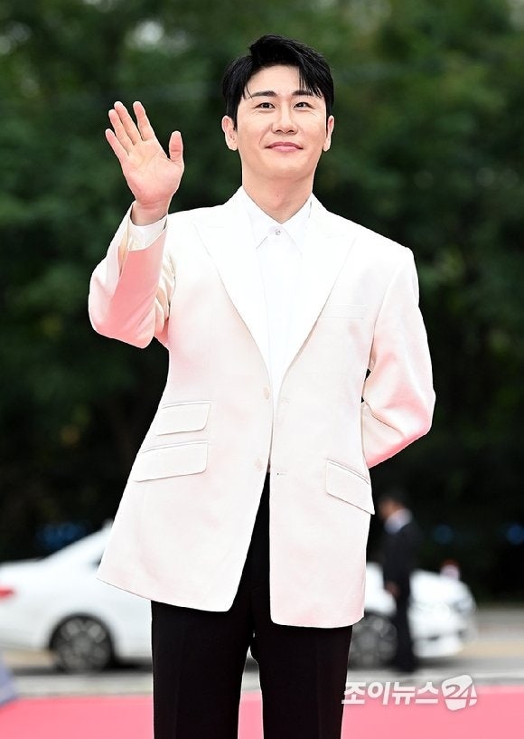 영탁 9월 정규 3집 '고고' 발매...레이서 변신 포스터 공개