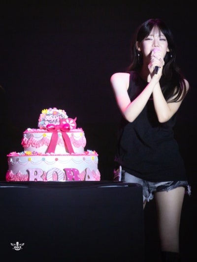 로라 생일과 나이부터 짚어보면