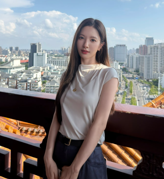 우주소녀 보나의 여름 여행룩 포인트는 이것!