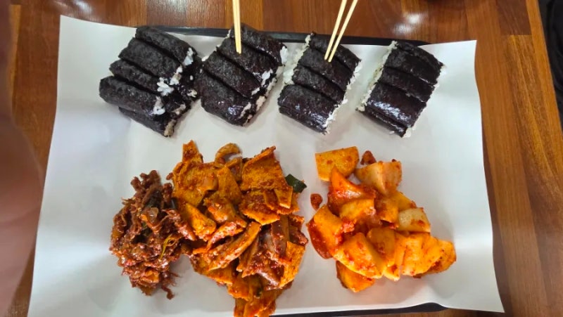 통영오면 꼭 먹어봐야할것같은 내돈 내산 충무김밥/호래기무침,석박지,오뎅의 쿵짝