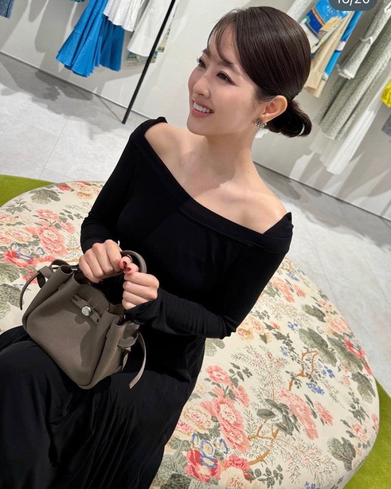 박보영 오프숄더 원피스룩 완성한 70만원대 토리버치 버킷백은?