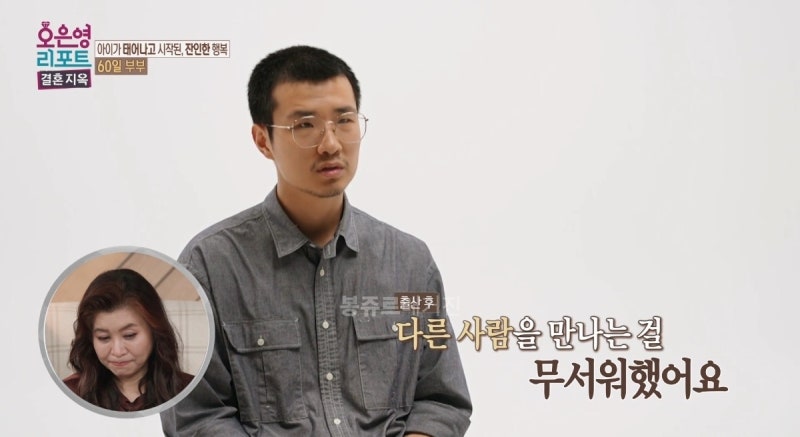 병원 복도에서 기다리는 부부 이미지