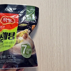 [하림 삼계탕] 닭 한 마리가 통으로 들어있고 조리가 쉬운 밀키트