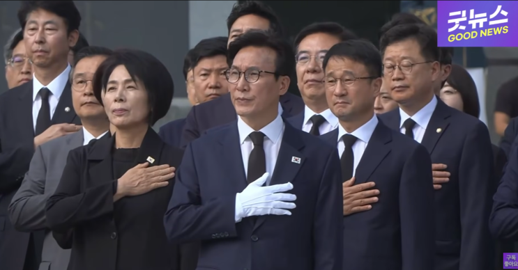 의원들 모두 시선집중! <b>김민석</b> 당대표가 방명록에 남긴 내용은?