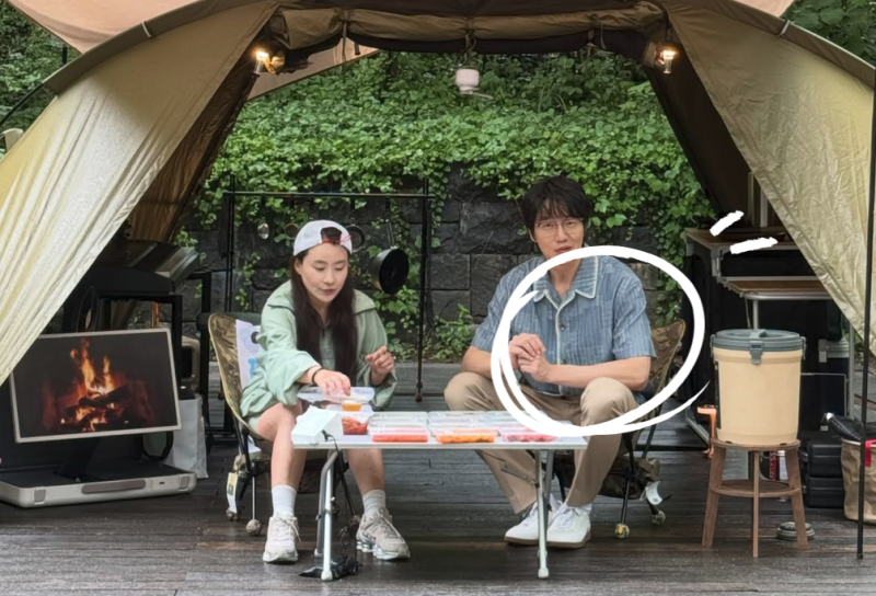 훈훈한 핏으로 시선 끈 미우새 성시경 셔츠 시스템옴므 반팔 더한섬닷컴