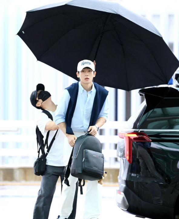 정해인 동생 정해준 누구? 7살 차이 훈남 친동생 직업은 매니저, 공항 우산男 정체