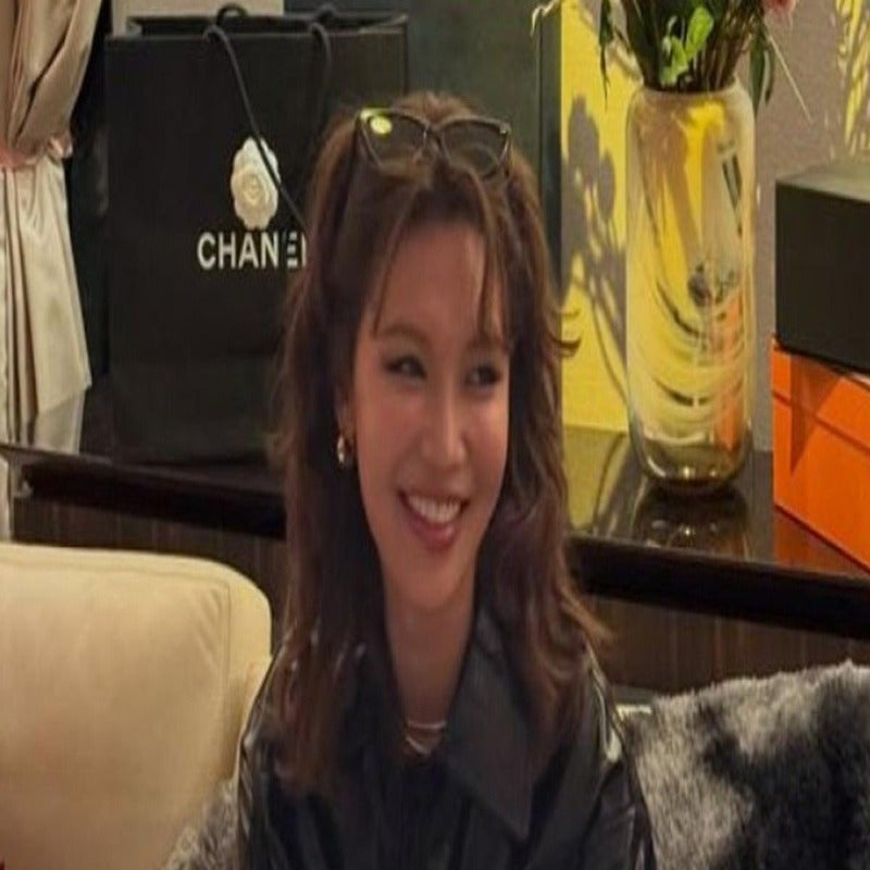 최수영, '오케이 마담2' 빌런 변신…짙은 화장+명품 쇼핑백 근황