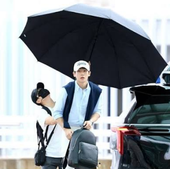 "욕먹던 공항 사진이 미담으로?" 정해인 매니저 사진 뒤집힌 이유