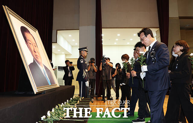 <b>김대중</b> 대통령 <b>서거 17주기</b> 추모식 참석한 김민석 신임 당대표