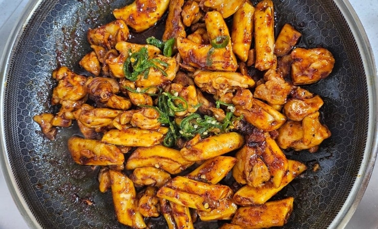 마켓컬리 / 치밥하기 좋은 순살양념구이 / 고래사어묵 김치우동 전골 / 먹어본 솔....