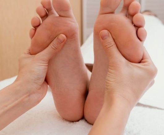 “왜 하필 왼발만 저릴까?” 한쪽 발 저림이 반복될 때 확인해볼 부분