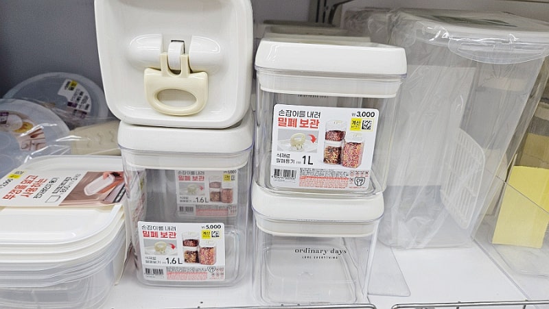 하나로 안 됨! 재구매 부른 다이소 주방꿀템 정사각 밀폐용기 3종