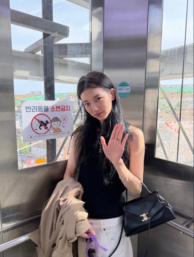 출시도 안 된 셀린느 신상 들고 나온 수지? 가방 문의 폭주중인 이유