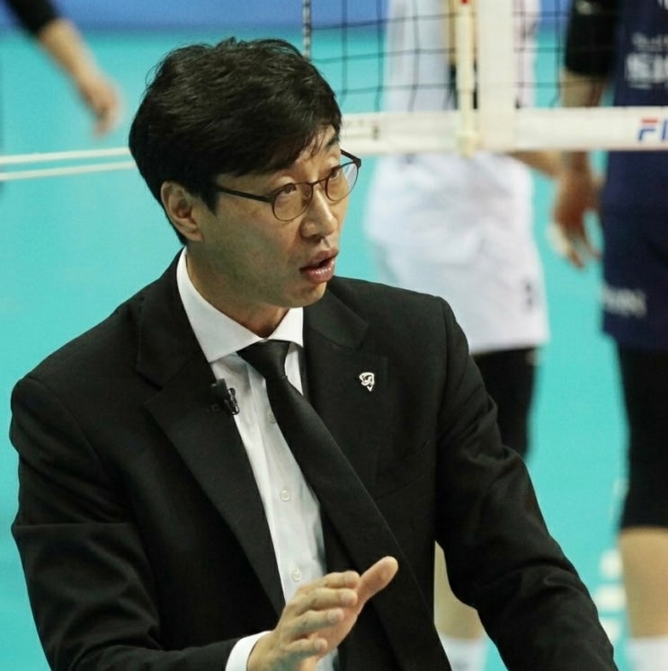 "동네 <b>배구</b> 안 한다" 해체 위기 딛고 선 <b>SOOP</b>, 김세진 감독의 파격 선....
