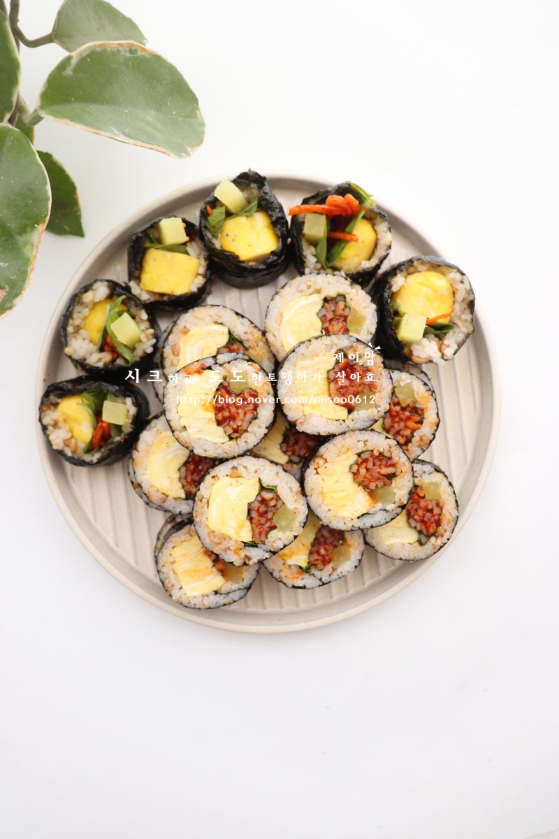 김밥 속 재료 고민될 때 계란 진미채로 만든 간단 김밥 레시피