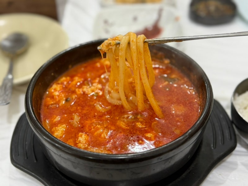 강릉 최일순 짬뽕순두부 옆 태백산맥식당 후기 / 치즈짬뽕순두부 맛 비슷한데요..? 웨이팅 시....