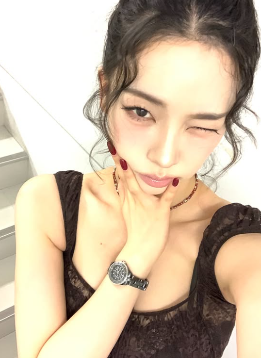 카리나가 원피스 코디 속 샤넬 시계 얼마일까?