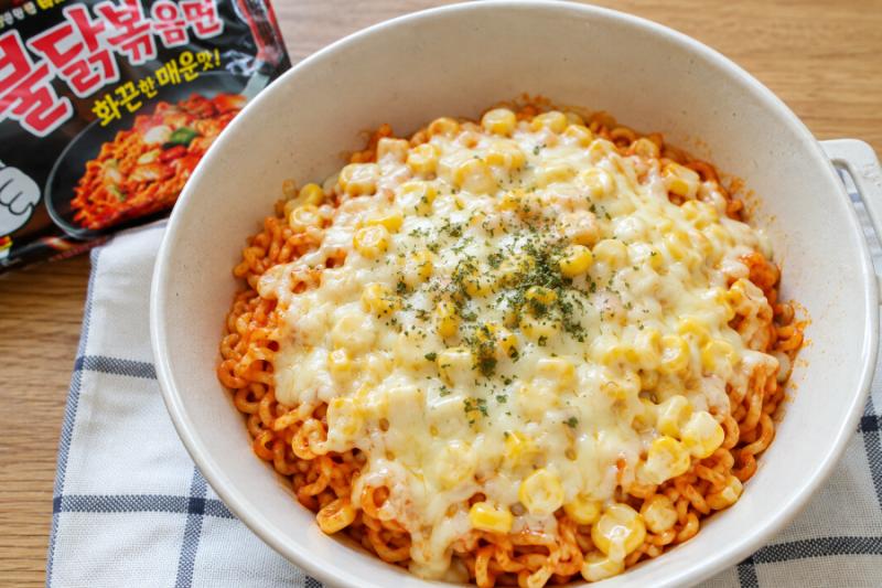 “불닭볶음면이 이렇게 맛있다고? 달콤고소 콘치즈 불닭볶음면 레시피”