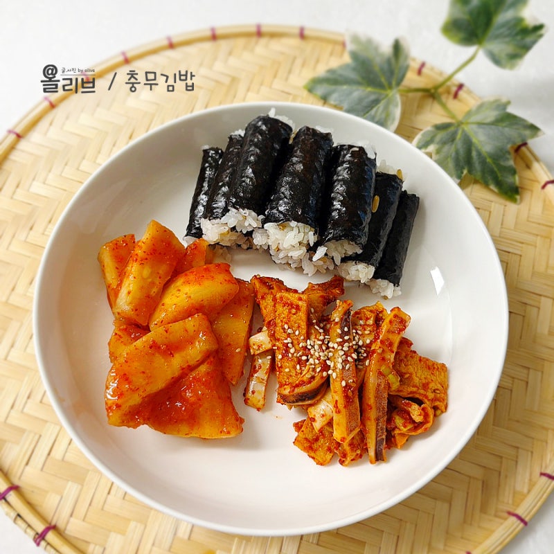 매콤한 오징어무침과 섞박지로 완성한 별미 한 끼 충무김밥 만들기