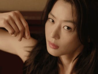 "시간이 흘러도 레전드! 배우 전지현 프로필부터 최근 근황(영화 군체·피자 CF 반응), 남다른 ....