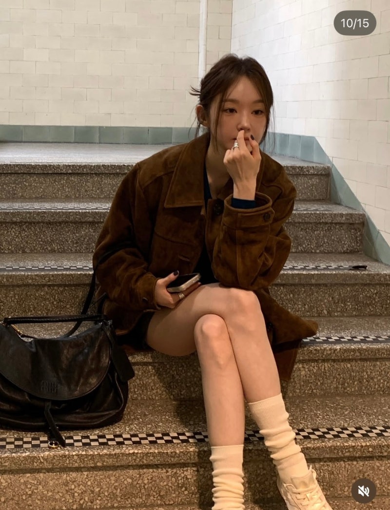 강민경 초가을 여행룩, 브라운 스웨이드 자켓 꾸안꾸 코디