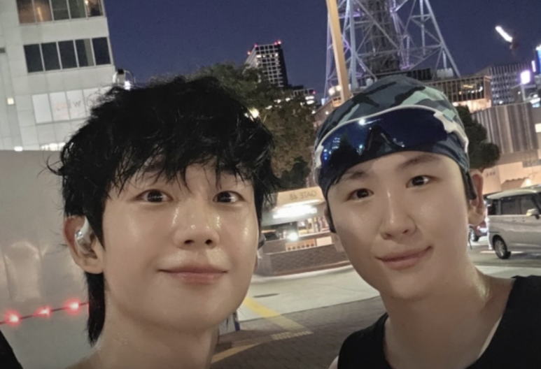 매니저가 친동생이라니, 정해인 형제 케미 화제! '공항 우산 사진 오해, 형제 사이였다는 반....
