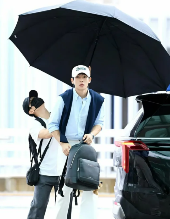 "우산 직접 들 것이지..." 공항서 갑질 논란 터진 남친룩의 정석 정해인, 알고보니 매니저의 ....