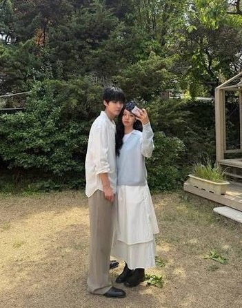 황인엽·혜리 '연인 이모티콘' 달린 손잡은 투샷…종영 직전에 이 사진이 나온 이유