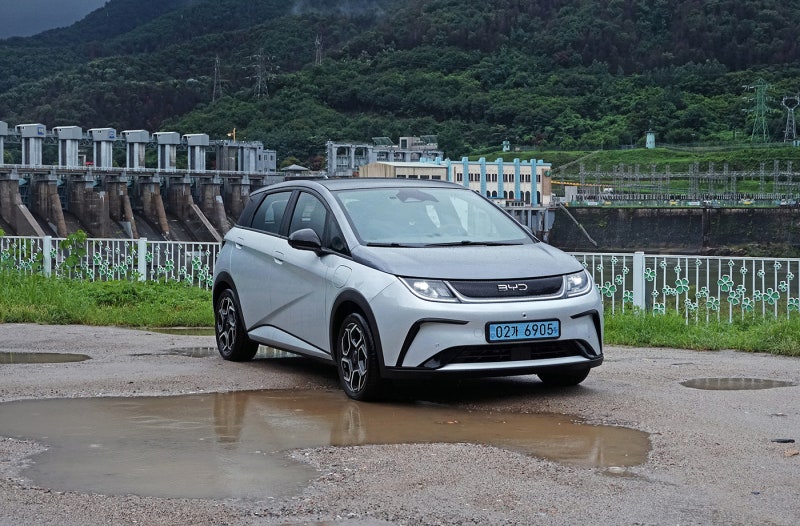 BYD 돌핀 시승기, 예상치 못한 만족감의 정체는 가격 그 이상!
