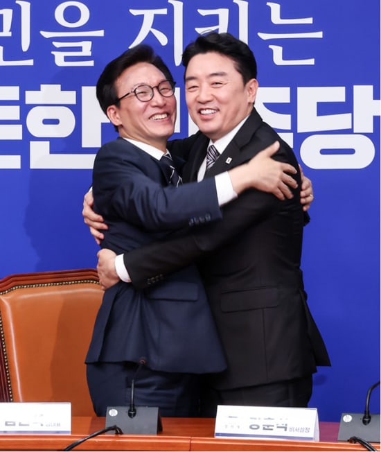 <b>김민석</b> 더불어<b>민주당</b> <b>대표 취임</b> 첫날, 포옹과 한마디가 남긴 의미