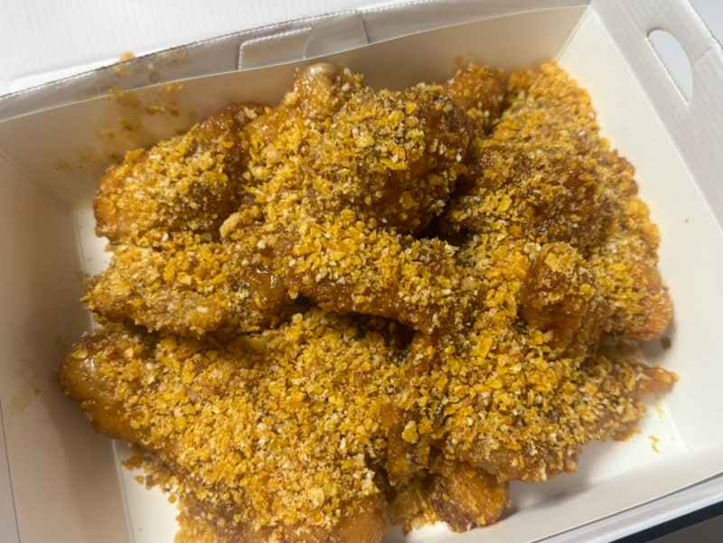 BBQ 신상 필릭스 융복합 치킨 필크런치 후기 굿즈..