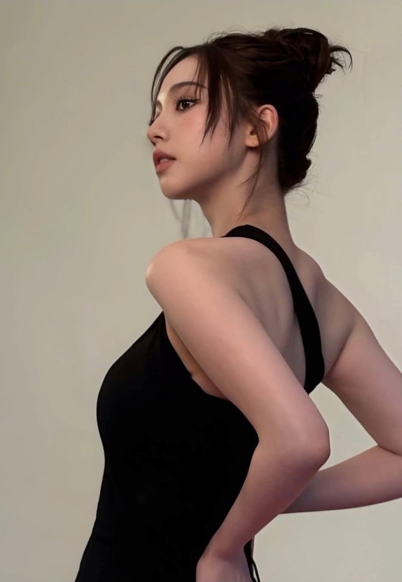에스파 카리나 블랙룩, 머리 묶었을 뿐인데 분위기가 이렇게 달라질 수 있나요?