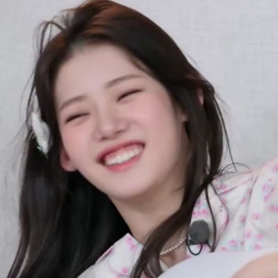 무대 조명과 시선 처리를 담은 이미지
