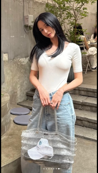 숨기려 해도 시선이 쏠렸다… 권나라가 영화 시사회에서 포착된 순간