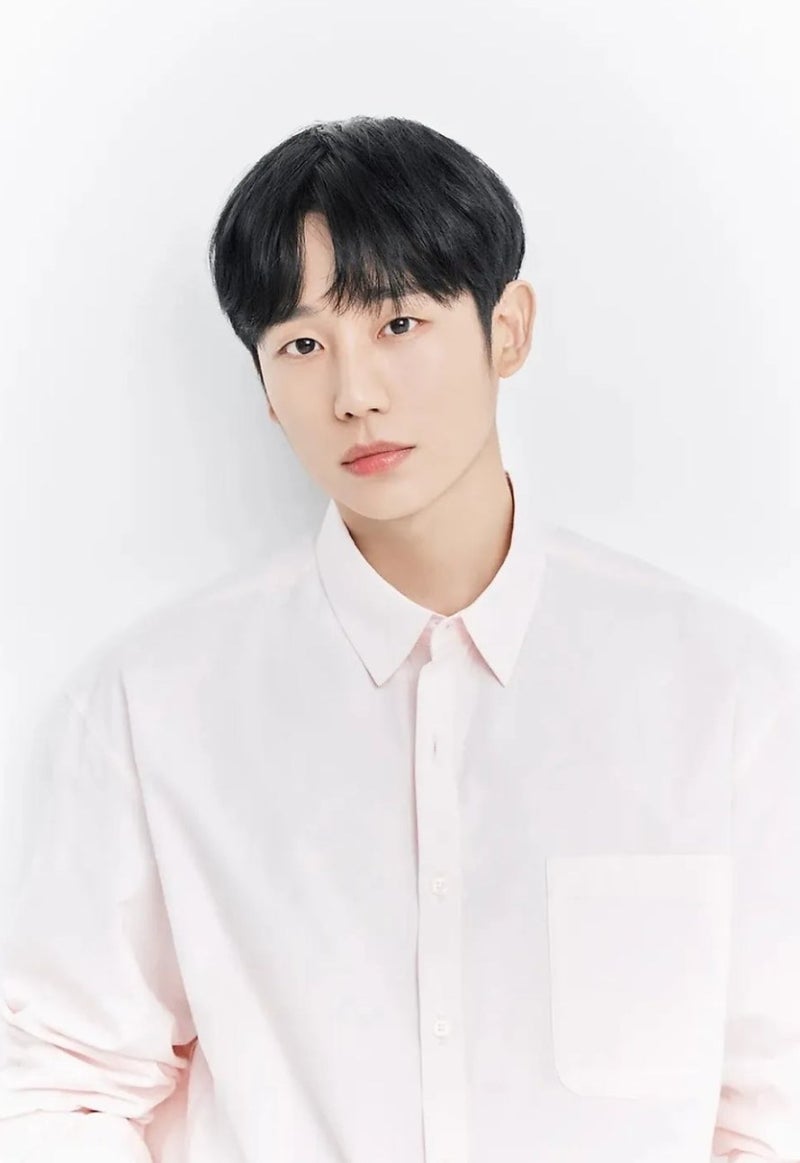 정해인 우산 논란, 알고 보니 20년 형제 케미였다…해명 안 한 이유가 더 소름