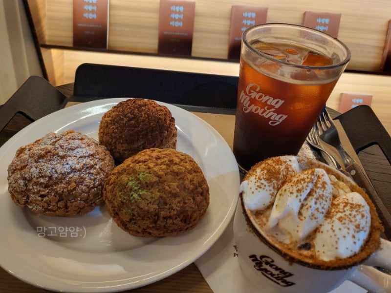 카페 공명 연남점｜베이커리부터 책까지 취향저격한 홍대 대형 카페